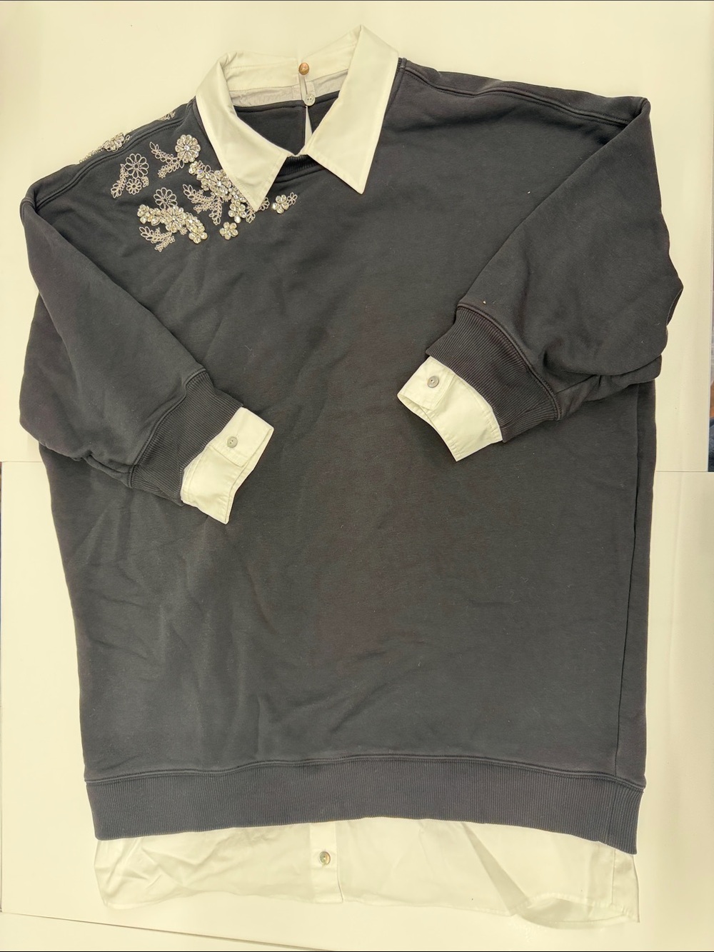 New! cinq à sept Black Crewneck Sweater with White Shirt Collar & Cuff Size XL